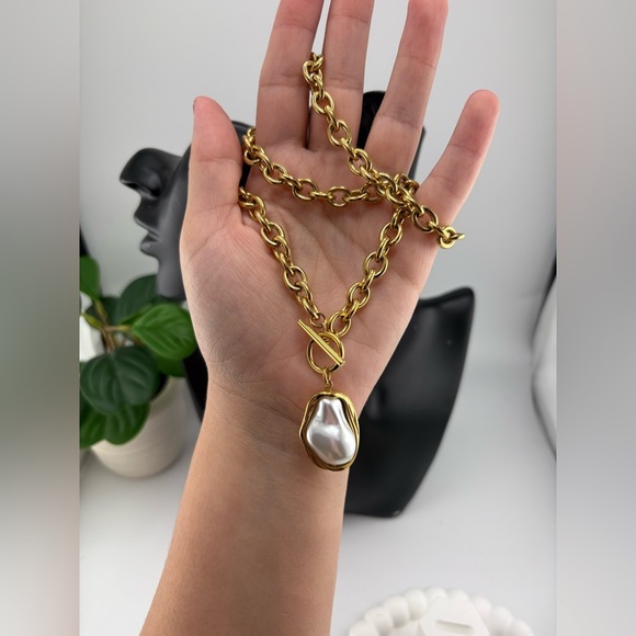 Gold Chunky Chain Necklace with Baroque Pearl Pendant ✨ - Picture 7 of 7